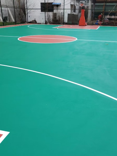 雨湖 球场长期使用易出现地面开裂